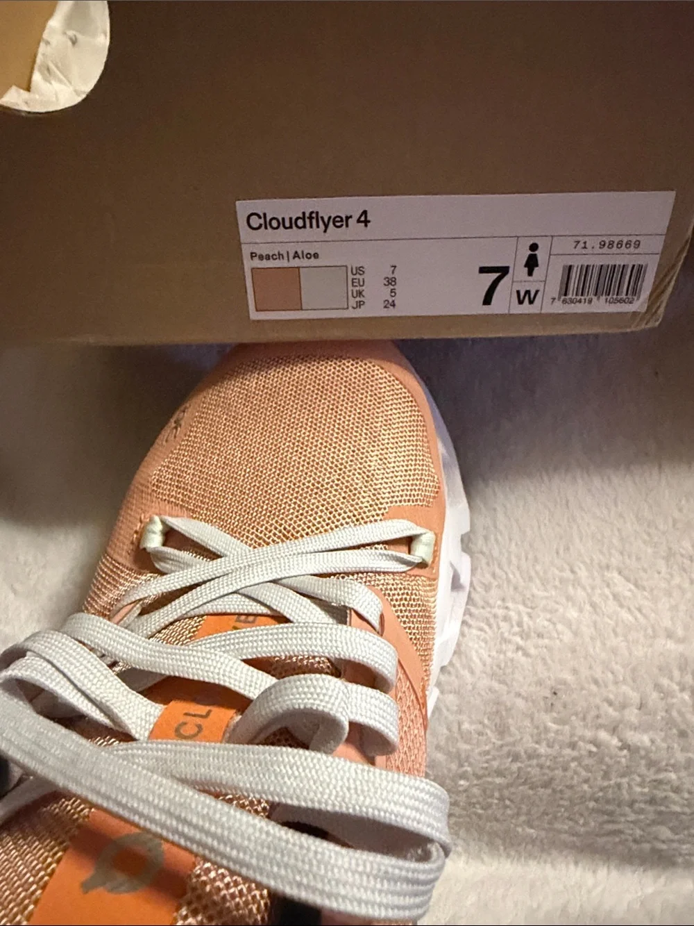 On Running Women’s Athletic Sneakers in Peach and White. NWOT